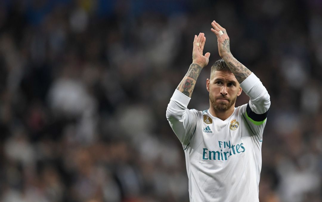Sergio Ramos aplaude a la grada del Santiago Bernabéu Sergio Ramos aplaude a la grada del Santiago Bernabéu