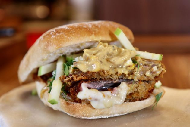 El bocata que Ricard Camarena le dedica a Luis Enrique lleva cachopo de gamoneu, manzana verde (por aquello de la sidra) y una salsa con yema de huevo para chuparse los dedos. El bocata que Ricard Camarena le dedica a Luis Enrique lleva cachopo de gamoneu, manzana verde (por aquello de la sidra) y una salsa con yema de huevo para chuparse los dedos.