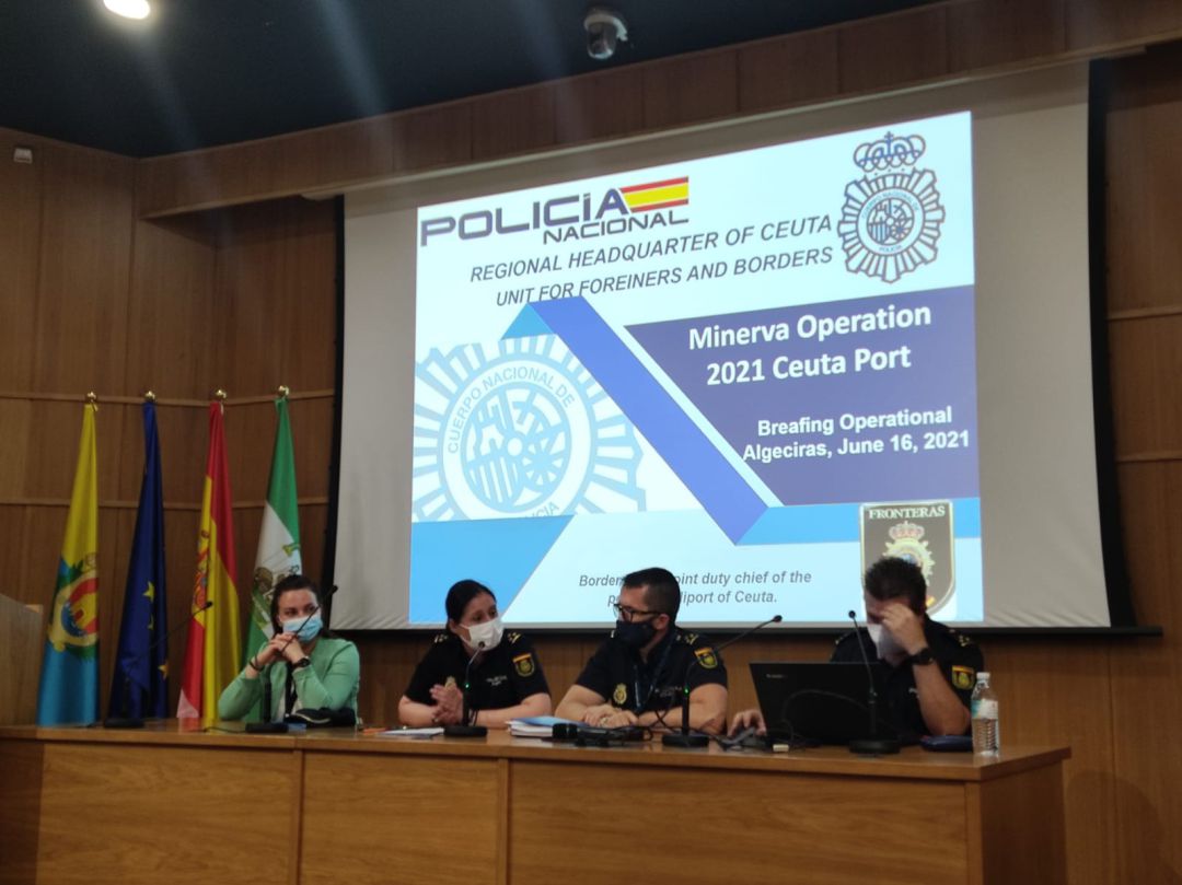 Un momento de la reunión. Un momento de la reunión.