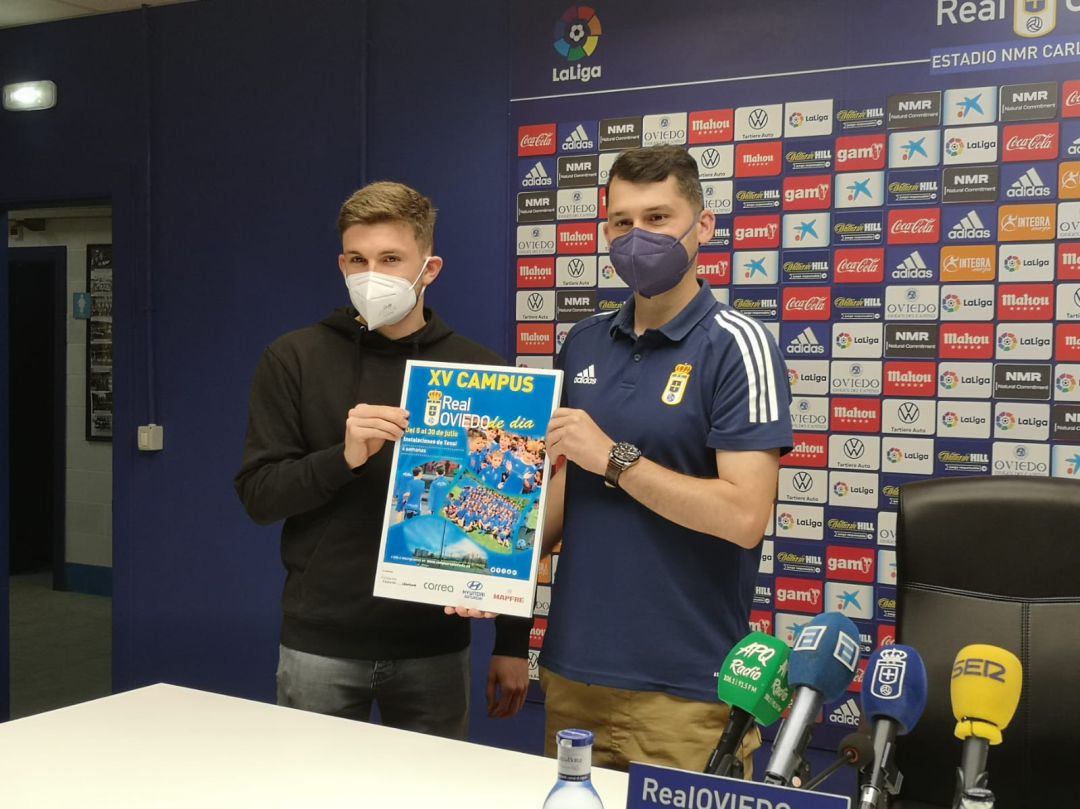 Viti en el Carlos Tartiere junto a Pablo Valcarce, coordinador del campus del Real Oviedo Viti en el Carlos Tartiere junto a Pablo Valcarce, coordinador del campus del Real Oviedo