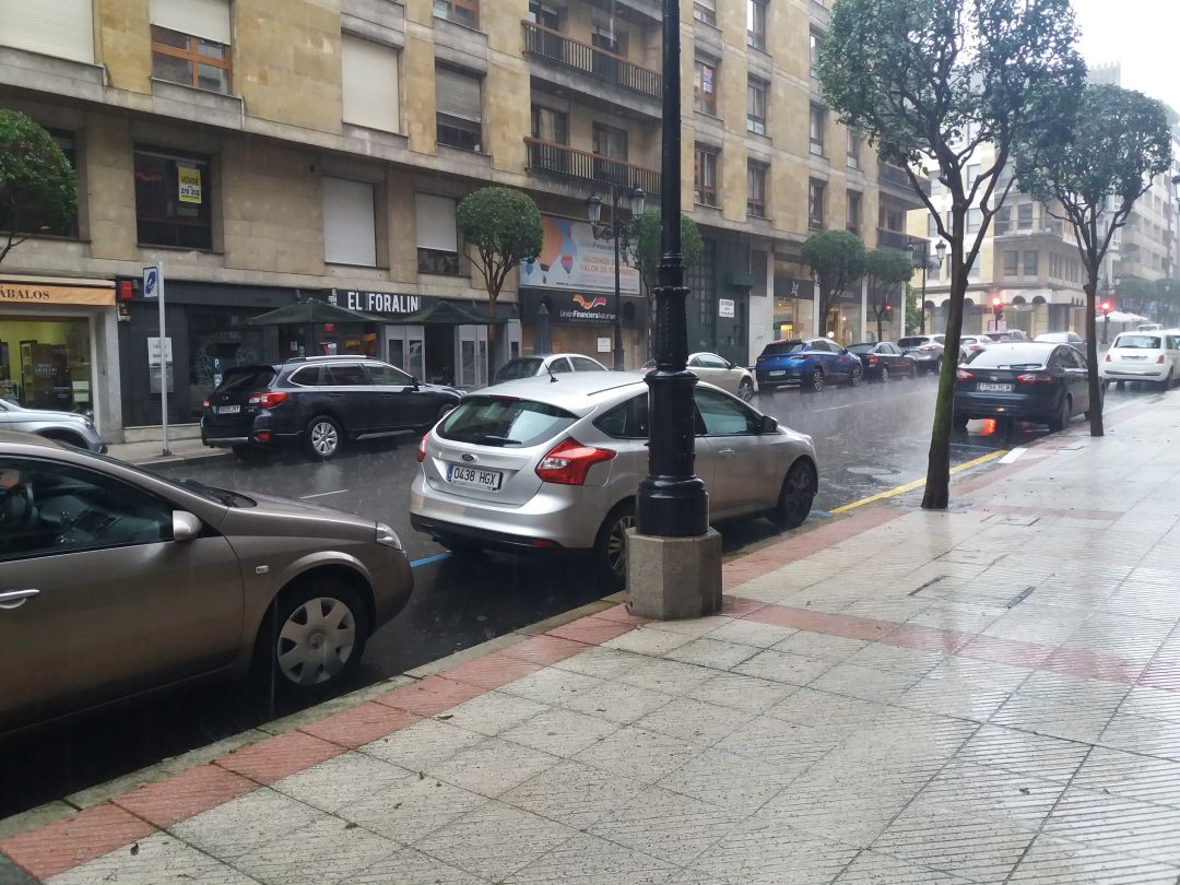 Las precipitaciones en Oviedo llegaron a ser torrenciales en algunos momentos de la tarde de ayer Las precipitaciones en Oviedo llegaron a ser torrenciales en algunos momentos de la tarde de ayer