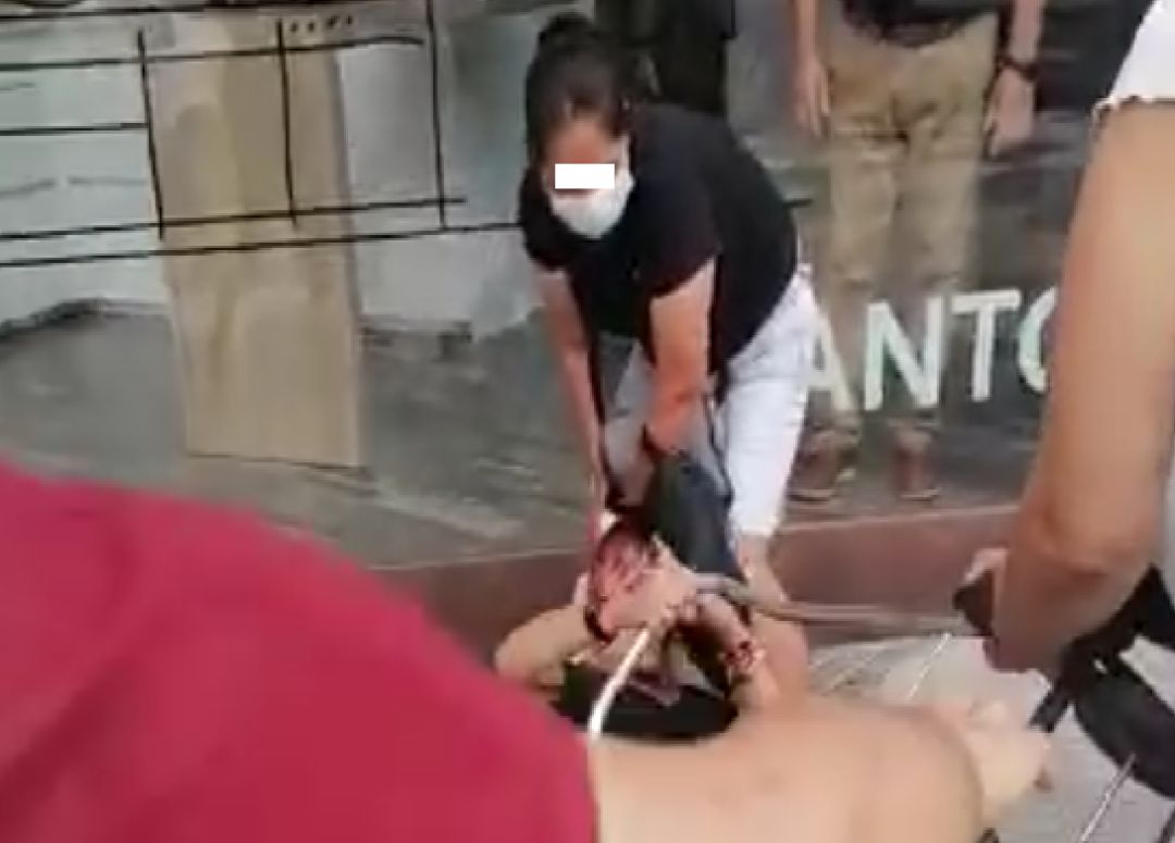 Fotograma de un vídeo que circula por redes sociales en el que la agredida retiene a la agresora, tras ser apuñalada Fotograma de un vídeo que circula por redes sociales en el que la agredida retiene a la agresora, tras ser apuñalada