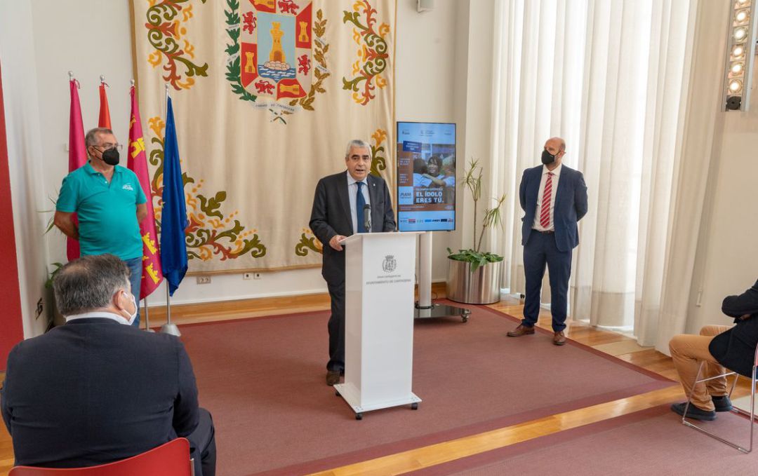 Joaquín Sagués, director general de Campus Experience Fundación Real Madrid, presenta el Campus, ante la atenta mirada del concejal de Deportes, Diego Ortega Joaquín Sagués, director general de Campus Experience Fundación Real Madrid, presenta el Campus, ante la atenta mirada del concejal de Deportes, Diego Ortega