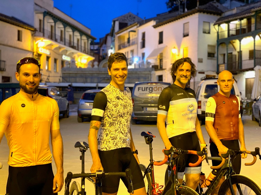 Imagen de los cuatro valientes ciclistas que participan en el reto Imagen de los cuatro valientes ciclistas que participan en el reto
