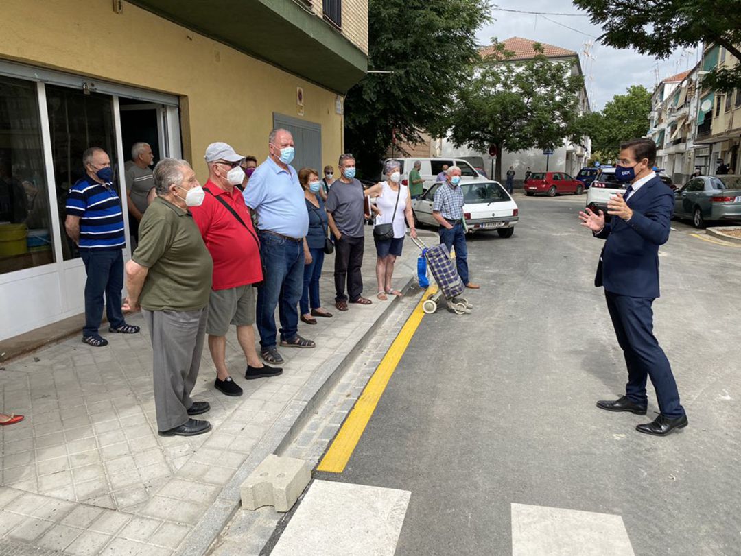 El alcalde de Granada, Luis Salvador, con los vecinos del barrio de La Chana El alcalde de Granada, Luis Salvador, con los vecinos del barrio de La Chana