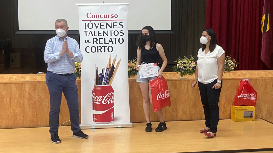 Momento en el que Mª Isabel Ogallar Alcalá recibe el premio Momento en el que Mª Isabel Ogallar Alcalá recibe el premio