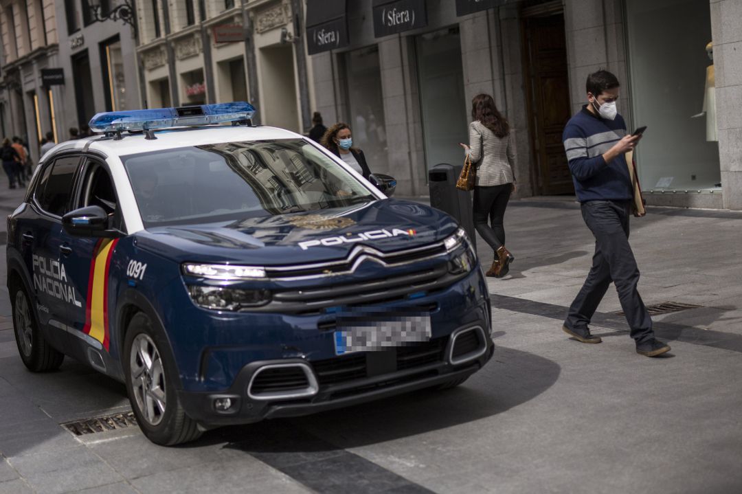 Un coche de la Policía Nacional patrulla por las inmediaciones de la Puerta del Sol, en Madrid Un coche de la Policía Nacional patrulla por las inmediaciones de la Puerta del Sol, en Madrid