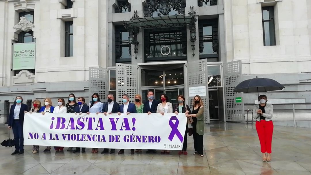 Minuto de silencio frente al Ayuntamiento de Madrid por el último asesinato machista. Minuto de silencio frente al Ayuntamiento de Madrid por el último asesinato machista.