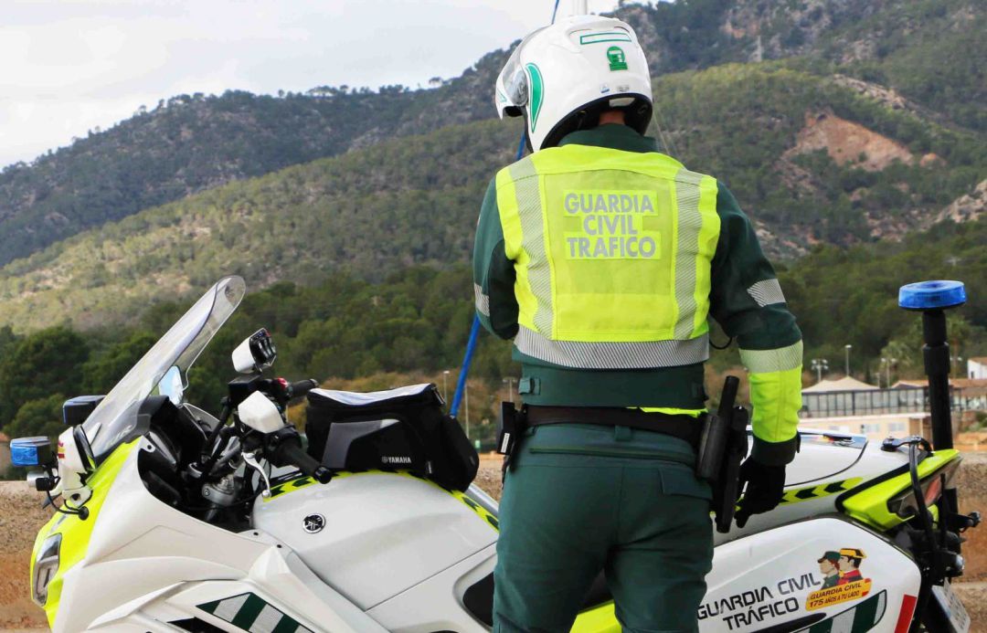 L'institut armat va dtenir al motorista com a pressumpte autor de diferents delictes com conducció temerària, resistència a l'autoritat, conduir sense permís i sota els efectes de l'alcohol. L'institut armat va dtenir al motorista com a pressumpte autor de diferents delictes com conducció temerària, resistència a l'autoritat, conduir sense permís i sota els efectes de l'alcohol.