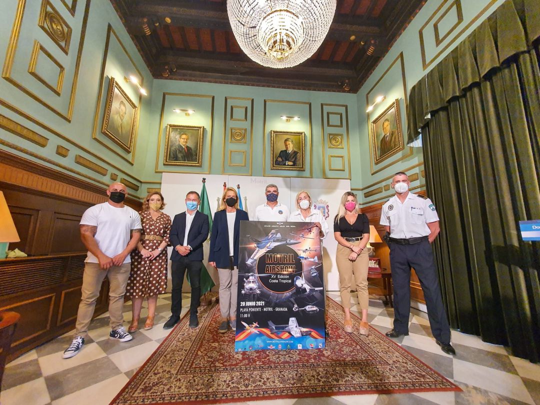 La alcaldesa de Motril, Luisa García Chamorro y Jose Miguel Pérez Juárez, presidente de la Asociación aeronáutica Orión, presenta junto a miembros del equipo de gobierno el Festival aéreo de Motril La alcaldesa de Motril, Luisa García Chamorro y Jose Miguel Pérez Juárez, presidente de la Asociación aeronáutica Orión, presenta junto a miembros del equipo de gobierno el Festival aéreo de Motril