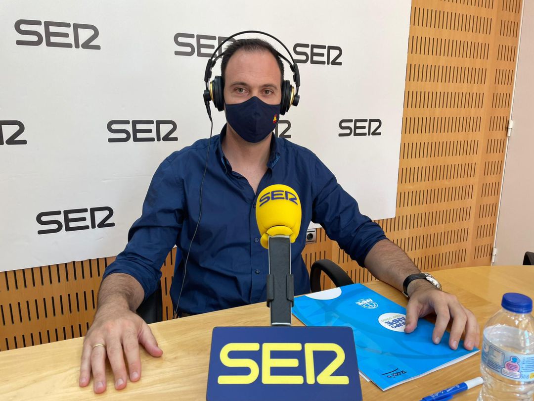 José Antonio Martínez, secretario de Acción Social (ANPE), en los estudios de Radio Murcia José Antonio Martínez, secretario de Acción Social (ANPE), en los estudios de Radio Murcia
