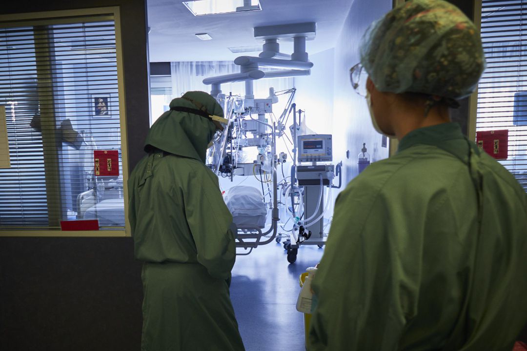 Una trabajadora sanitaria se dispone a entrar para atender a un paciente de una habitación de la UCI de la Clínica Universidad de Navarra Una trabajadora sanitaria se dispone a entrar para atender a un paciente de una habitación de la UCI de la Clínica Universidad de Navarra