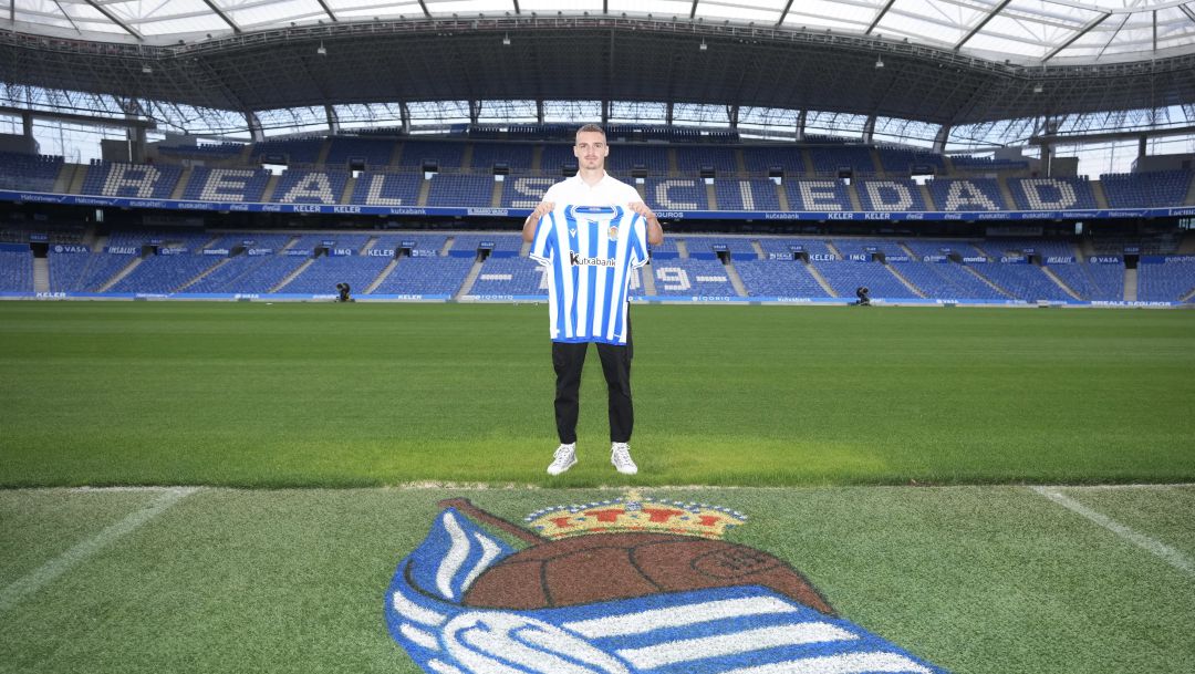 Porkorny posa en el Reale Arena con su nueva camiseta Porkorny posa en el Reale Arena con su nueva camiseta