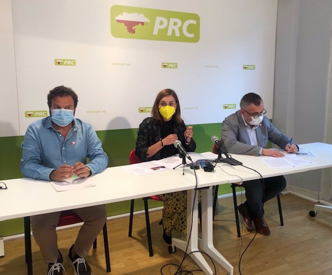 De izquierda a derecha: El secretario general del PRC de Castro, Jesús Gutiérrez; la secretaria de Organización del partido, Paula Fernández, y el senador autonómico José Miguel Fernández Viadero De izquierda a derecha: El secretario general del PRC de Castro, Jesús Gutiérrez; la secretaria de Organización del partido, Paula Fernández, y el senador autonómico José Miguel Fernández Viadero