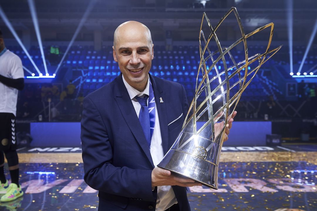 Joan Peñarroya con el trofeo de la Champions FIBA conquistado con San Pablo Burgos Joan Peñarroya con el trofeo de la Champions FIBA conquistado con San Pablo Burgos