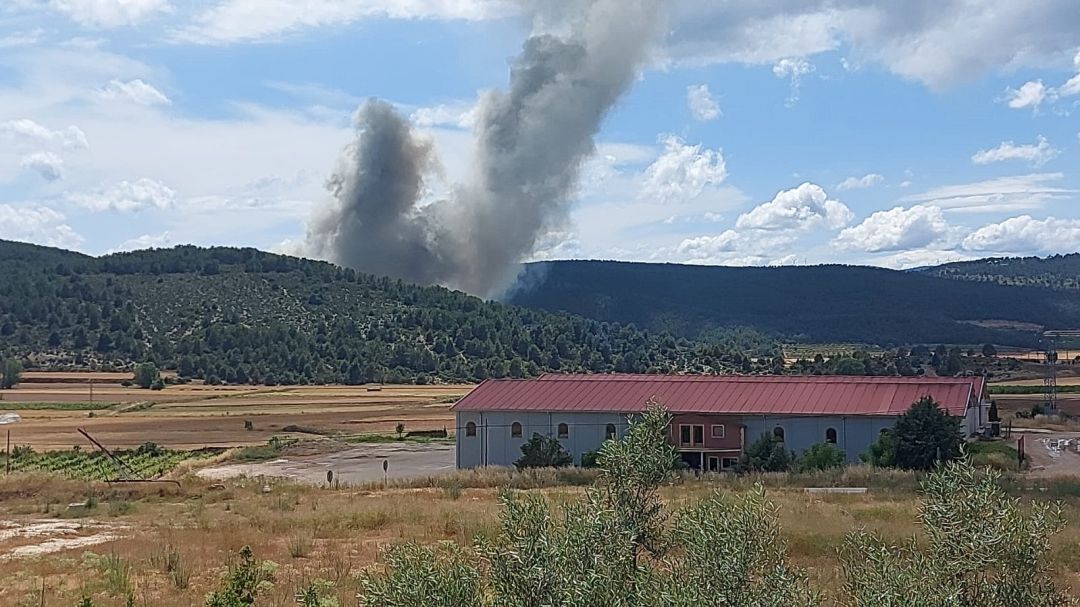 Imagen de la columna de humo provocada por el incendio de la granja avícola de Titaguas Imagen de la columna de humo provocada por el incendio de la granja avícola de Titaguas