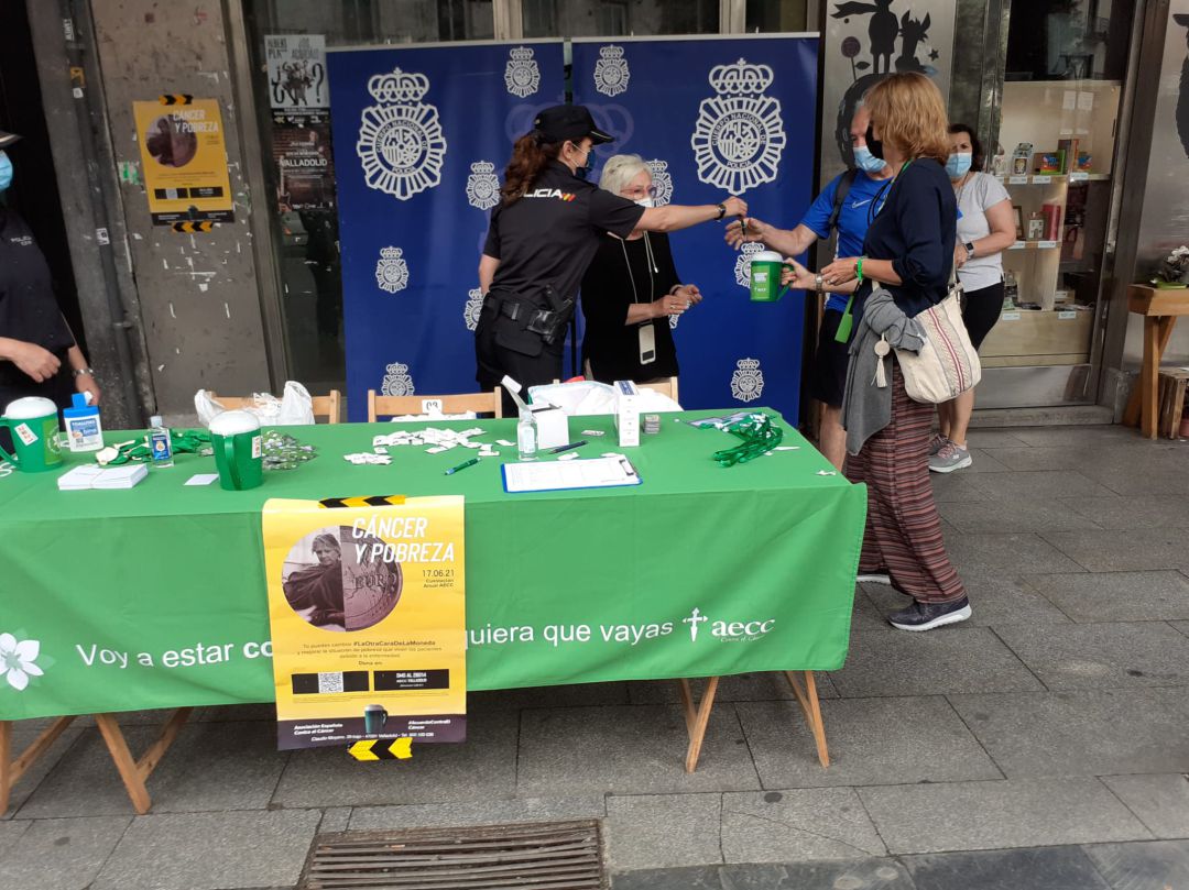 Una de las mesas de cuestación de la Asociación del Cáncer instaladas en Valladolid Una de las mesas de cuestación de la Asociación del Cáncer instaladas en Valladolid
