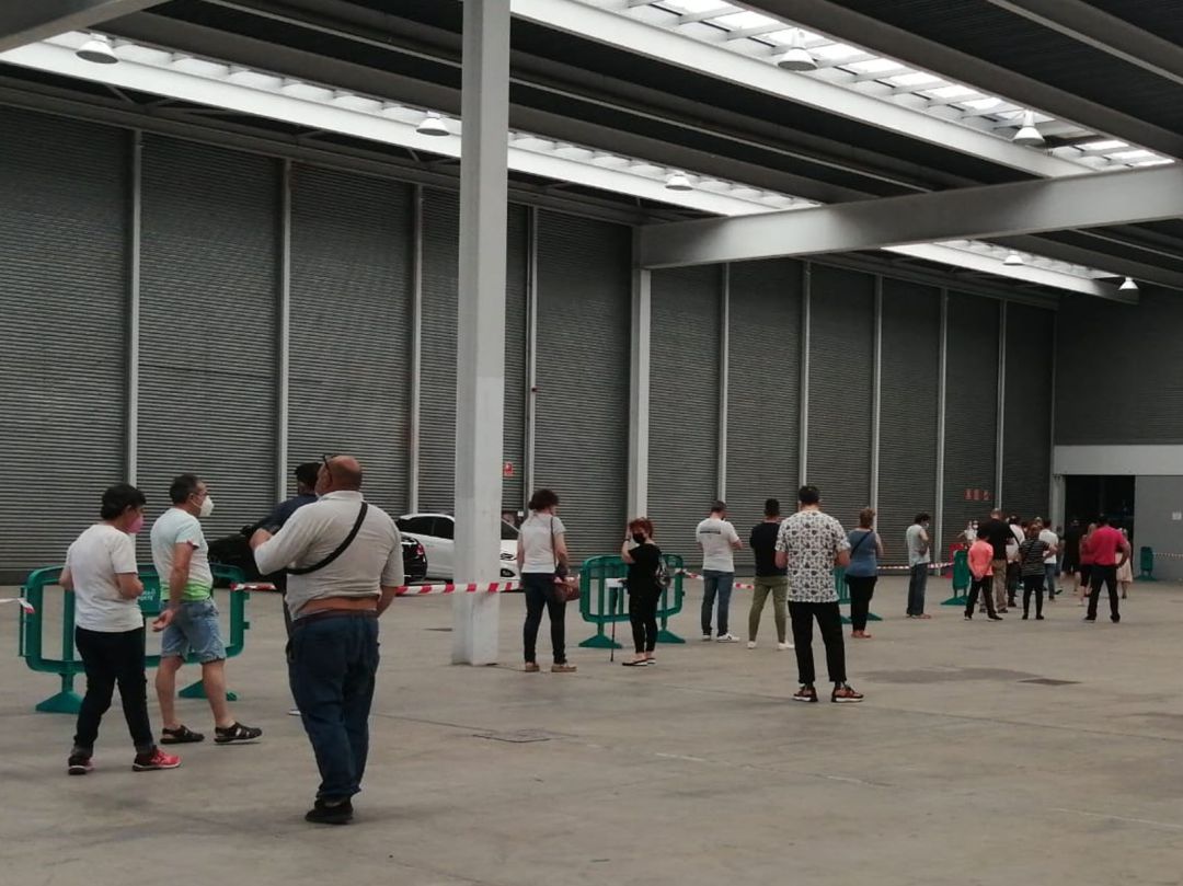 Personas haciendo cola para recibir la vacuna en el interior del recinto ferial IFEZA de Zamora Personas haciendo cola para recibir la vacuna en el interior del recinto ferial IFEZA de Zamora