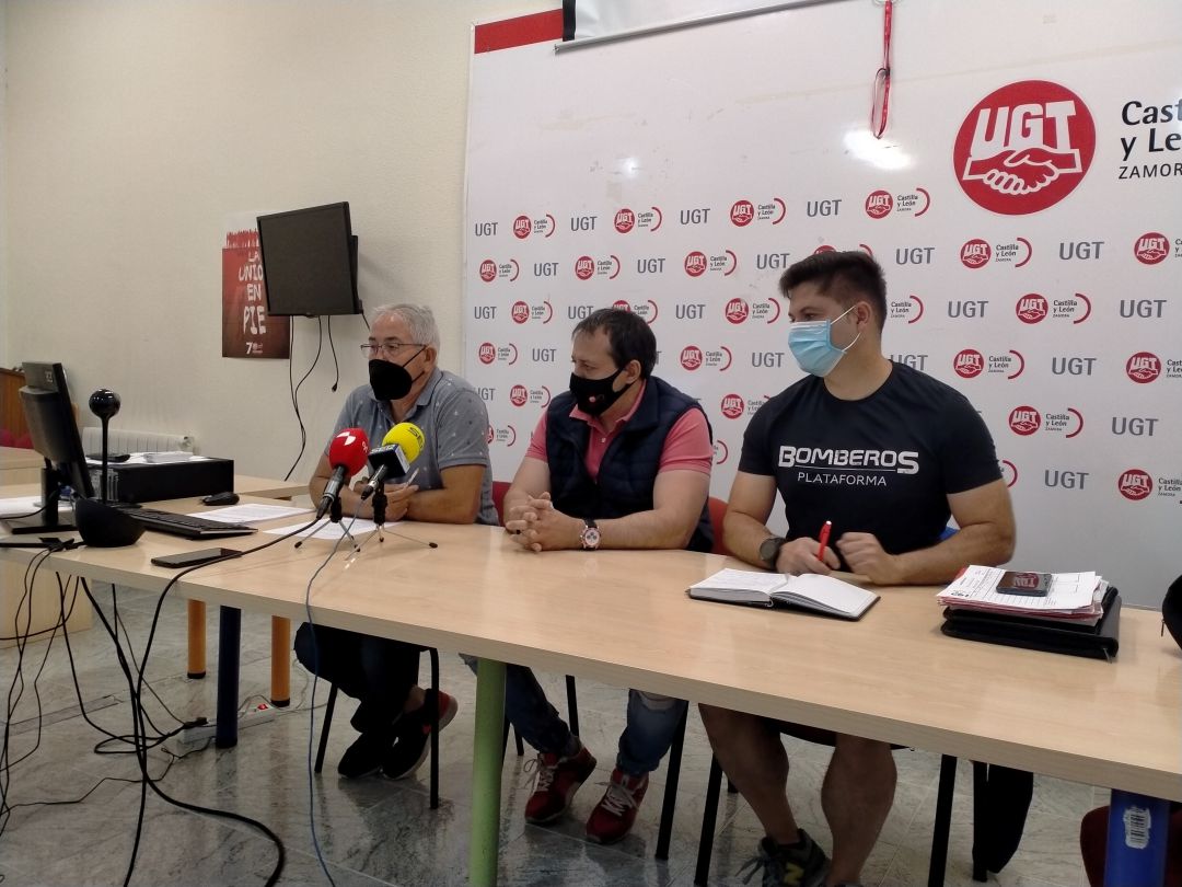 Jerónimo Cantuche y Raul Castaño de UGT y José Ignacio García, bombero del consorcio provincial Jerónimo Cantuche y Raul Castaño de UGT y José Ignacio García, bombero del consorcio provincial