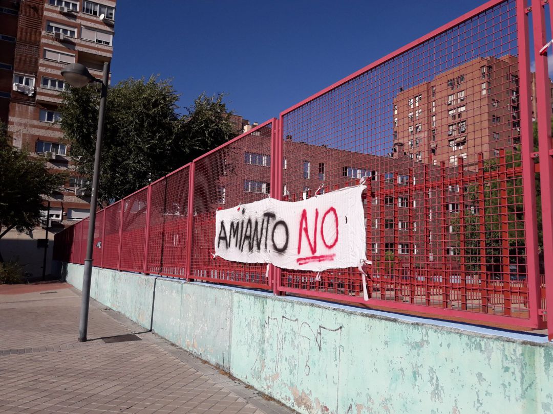 Los padres del CEIP Luis de Góngora de Leganés llevan años solicitando la retirada total del amianto en las instalaciones del centro. Los padres del CEIP Luis de Góngora de Leganés llevan años solicitando la retirada total del amianto en las instalaciones del centro.