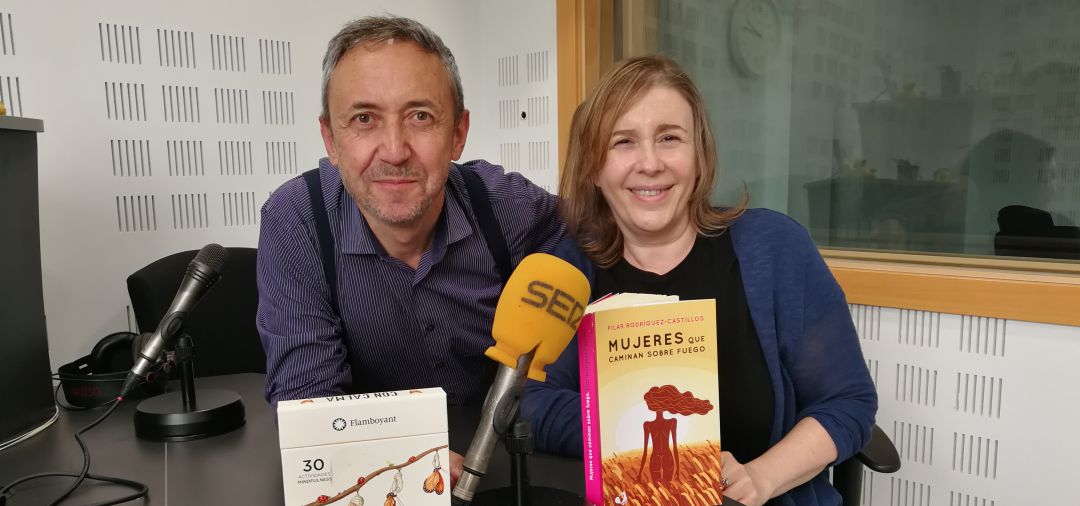 Chema Contreras, director de Rincón Literario, junto a Pilar Rodríguez-Castillos, autora de 'Mujeres que caminan sobre fuego' Chema Contreras, director de Rincón Literario, junto a Pilar Rodríguez-Castillos, autora de 'Mujeres que caminan sobre fuego'