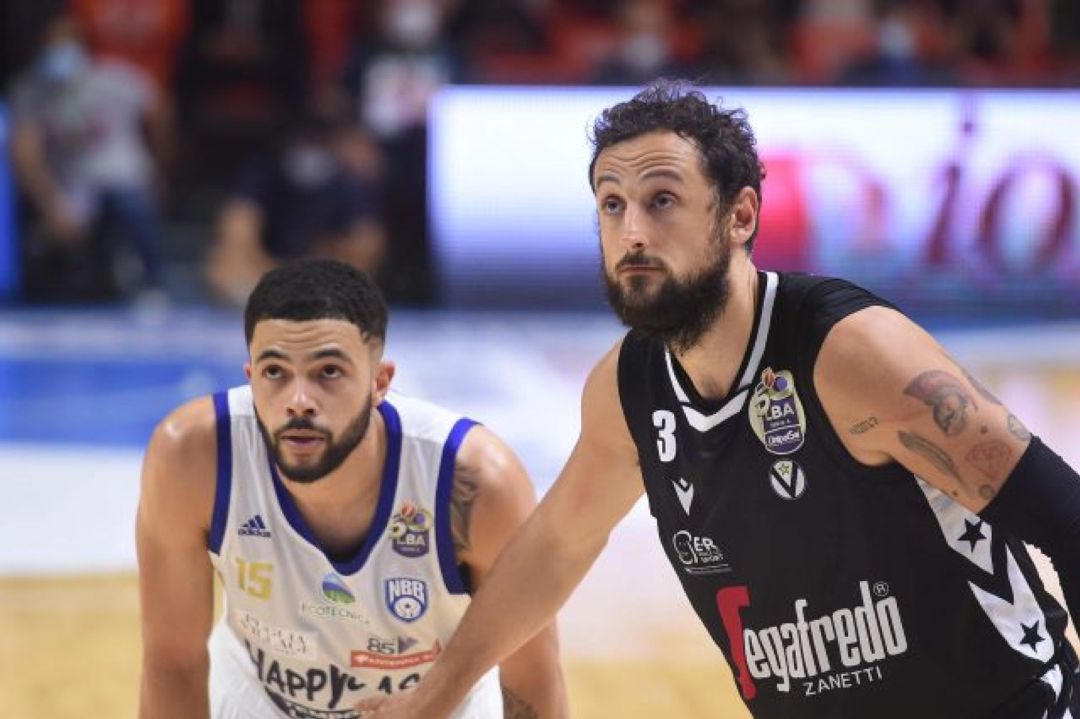 Darius Thompson, a la izquierda de la imagen, en un partido de semifinal de la Lega contra el Virtus Darius Thompson, a la izquierda de la imagen, en un partido de semifinal de la Lega contra el Virtus