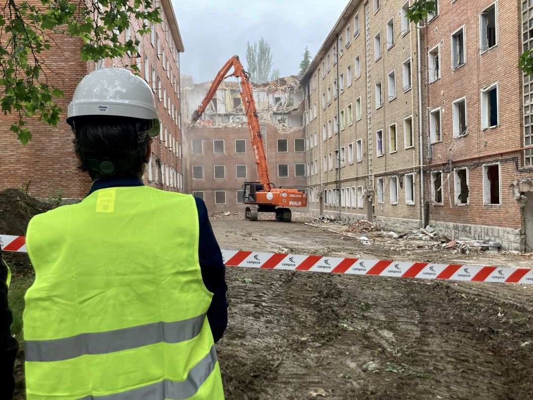 El alcalde de Vitoria, Gorka Urtaran, se ha personado en los pisos pares de la Avenida de Olárizu para supervisar el derribo El alcalde de Vitoria, Gorka Urtaran, se ha personado en los pisos pares de la Avenida de Olárizu para supervisar el derribo