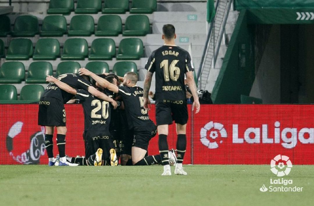 La plantilla del Alavés celebra la victoria de Elche en la antepenúltima jornada. La plantilla del Alavés celebra la victoria de Elche en la antepenúltima jornada.