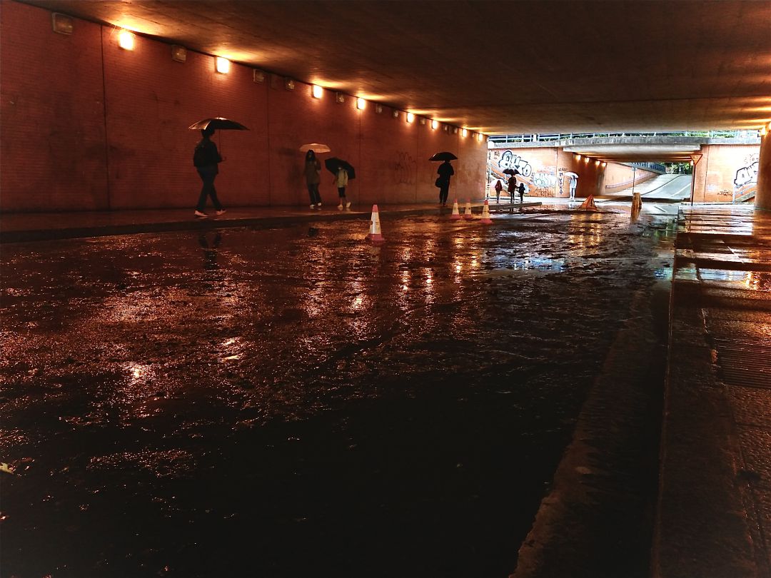 El aguacero ha obligado a cortar el túnel de la calle San Antonio El aguacero ha obligado a cortar el túnel de la calle San Antonio
