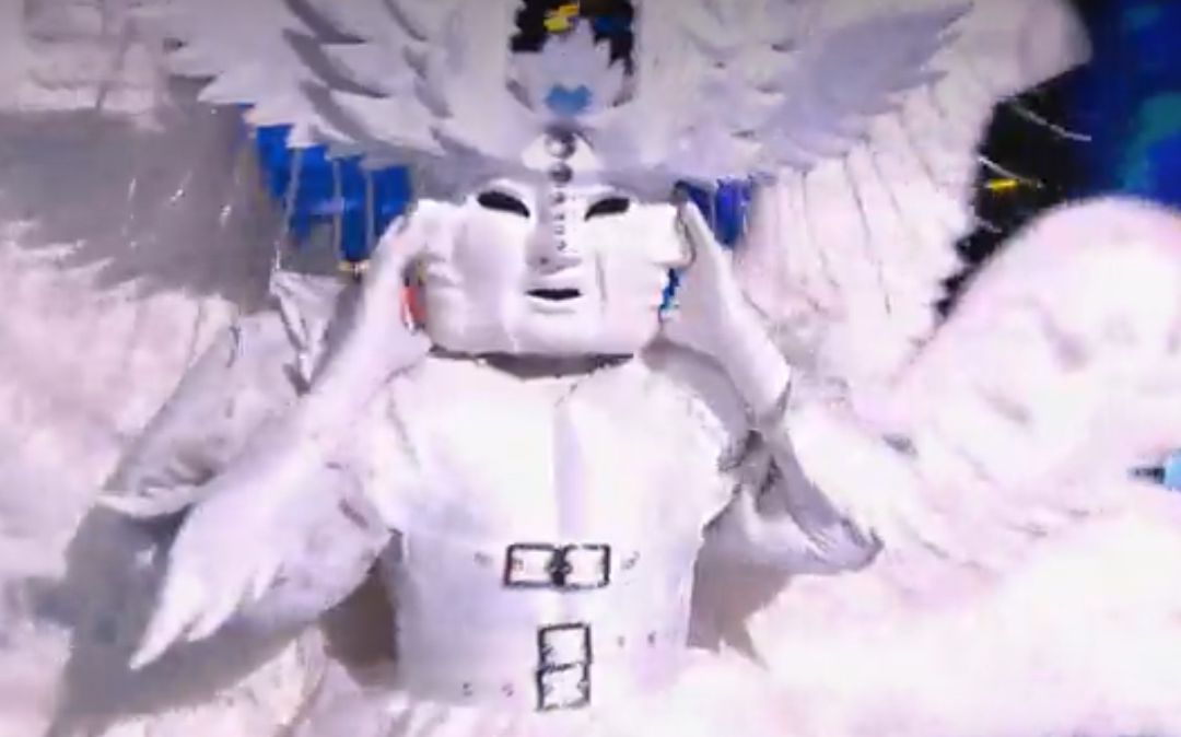 El Ángel descubre su identidad. El Ángel descubre su identidad.