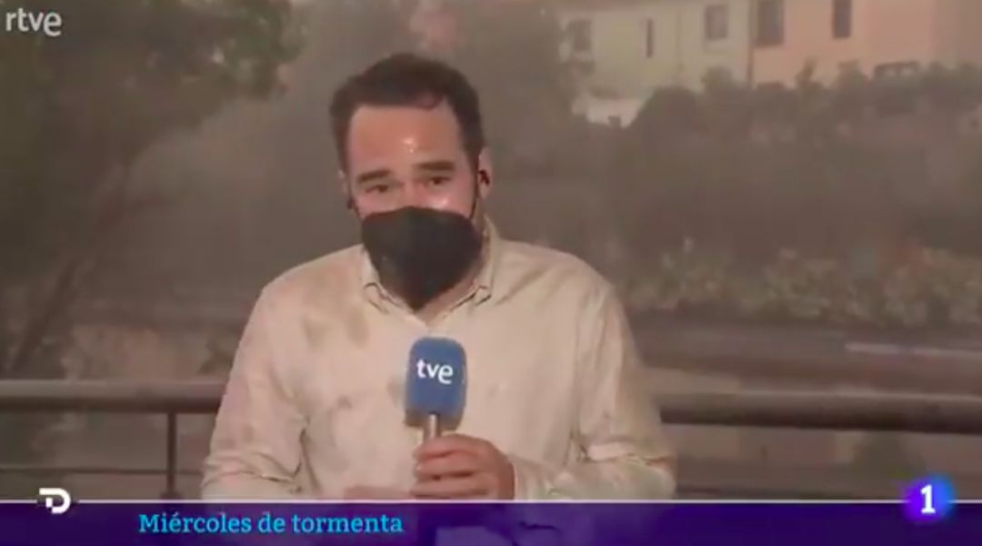 El reportero de TVE que causó polémica por informar bajo la lluvia contesta a las críticas. El reportero de TVE que causó polémica por informar bajo la lluvia contesta a las críticas.