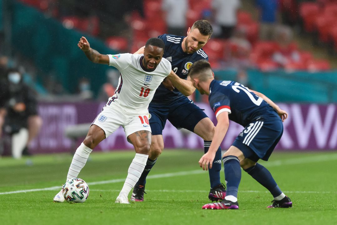 Sterling protege el balón frente a dos defensas escoceses Sterling protege el balón frente a dos defensas escoceses