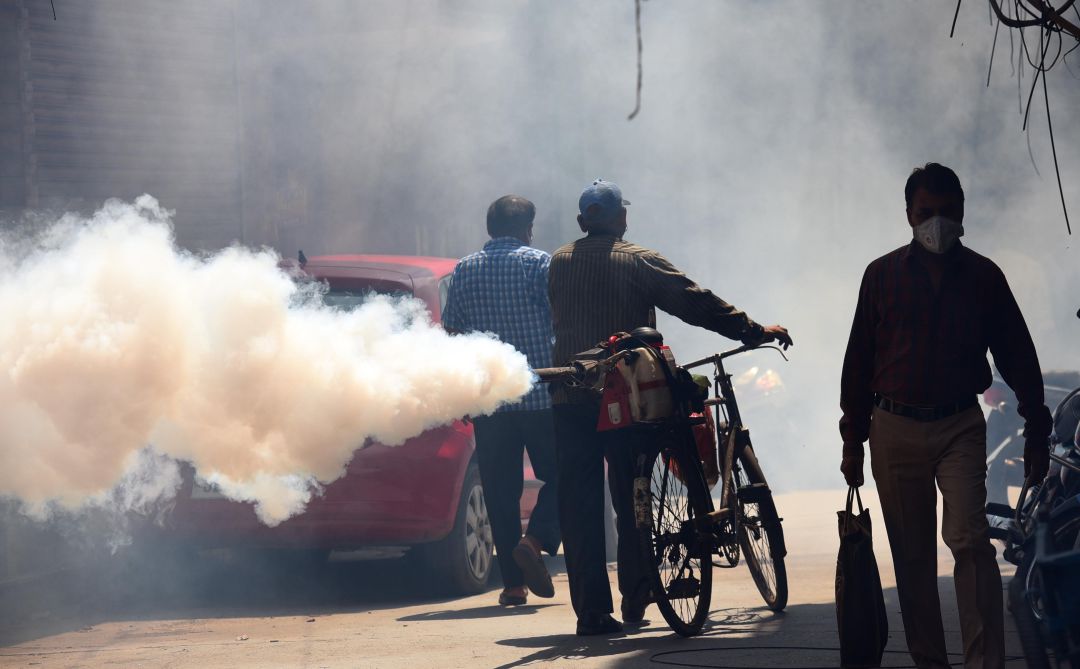 Un trabajador fumiga las calles de Nueva Delhi para prevenir brotes de dengue, malaria y chikungunya, en septiembre de 2020. Un trabajador fumiga las calles de Nueva Delhi para prevenir brotes de dengue, malaria y chikungunya, en septiembre de 2020.