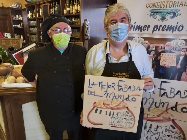 Ana y José Luis, dos de los artífices de la fabada de La Consistorial, elegida como la mejor del mundo. Ana y José Luis, dos de los artífices de la fabada de La Consistorial, elegida como la mejor del mundo.