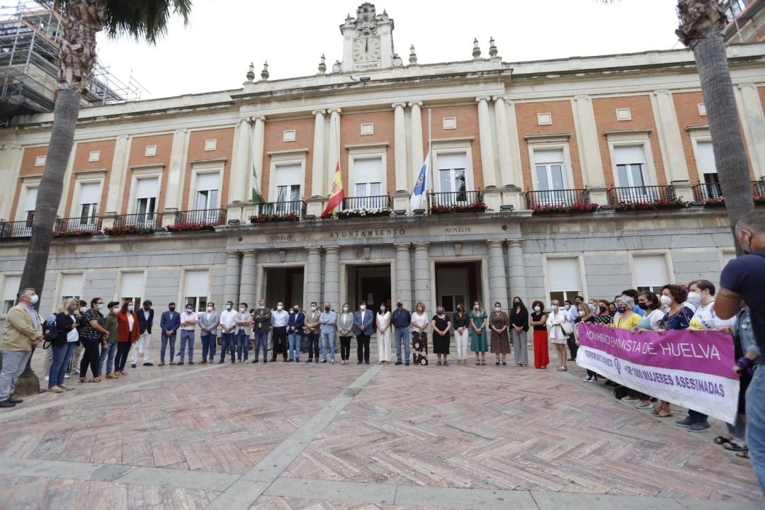 Minuto de silencio en Huelva por el asesinato machista de la periodista Alicia Rodríguez. Minuto de silencio en Huelva por el asesinato machista de la periodista Alicia Rodríguez.