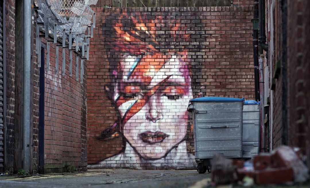 Un mural con el retrato del artista David Bowie. Un mural con el retrato del artista David Bowie.