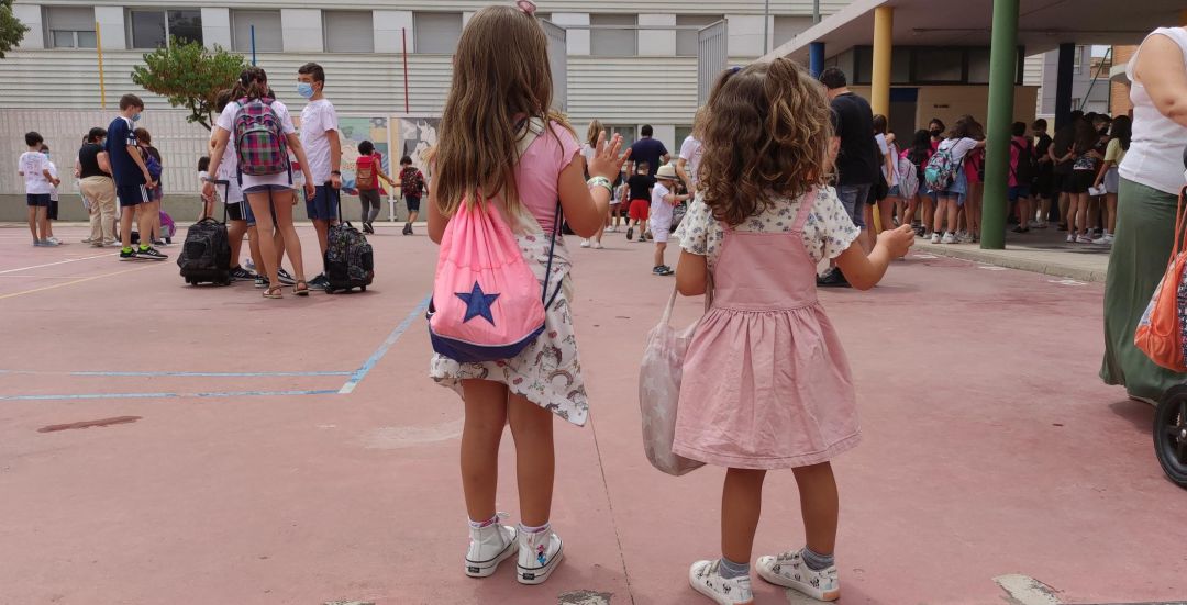 Dos alumnas del CEIP Príncipe Felipe se despiden de sus compañeros Dos alumnas del CEIP Príncipe Felipe se despiden de sus compañeros