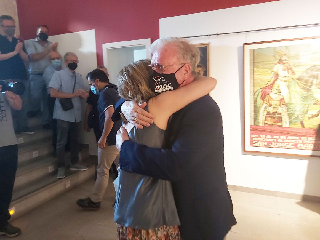 Paco Aznar, emocionado, se abraza a su hija Carmina poco después de la inauguración de la muestra Paco Aznar, emocionado, se abraza a su hija Carmina poco después de la inauguración de la muestra
