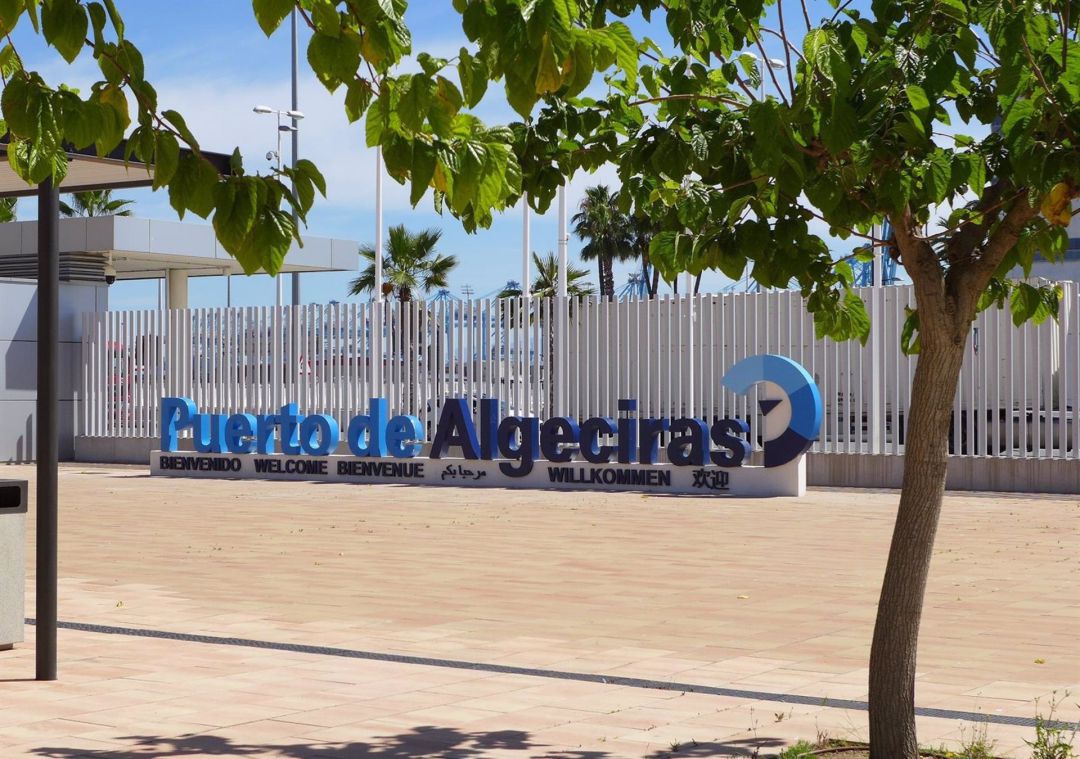 Entrada al puerto de Algeciras. Entrada al puerto de Algeciras.