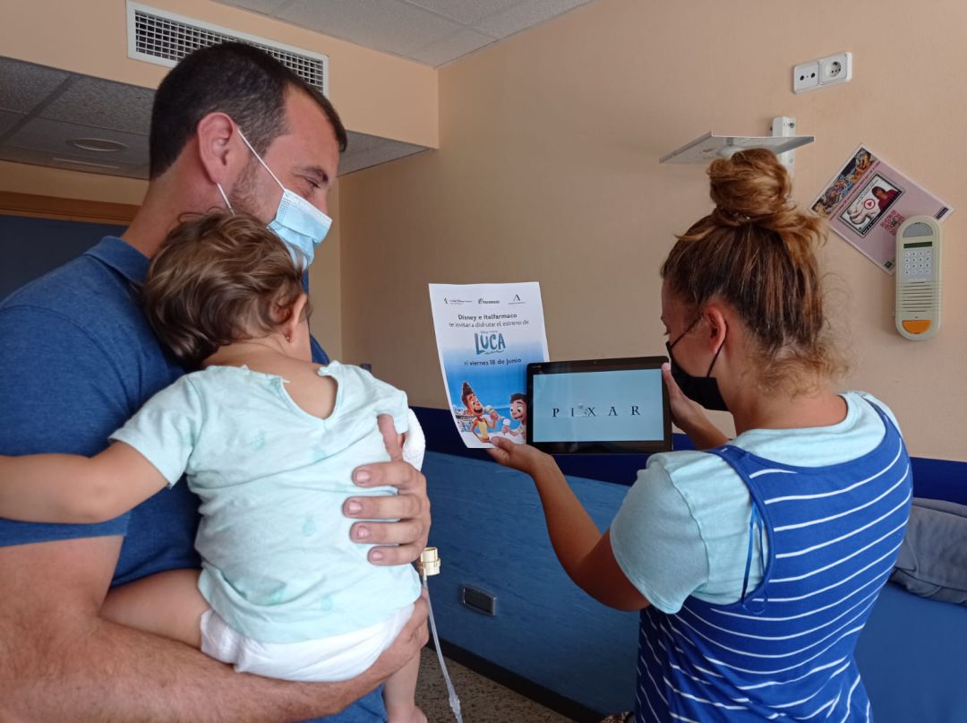 Una pequeña disfruta de la proyección. Una pequeña disfruta de la proyección.