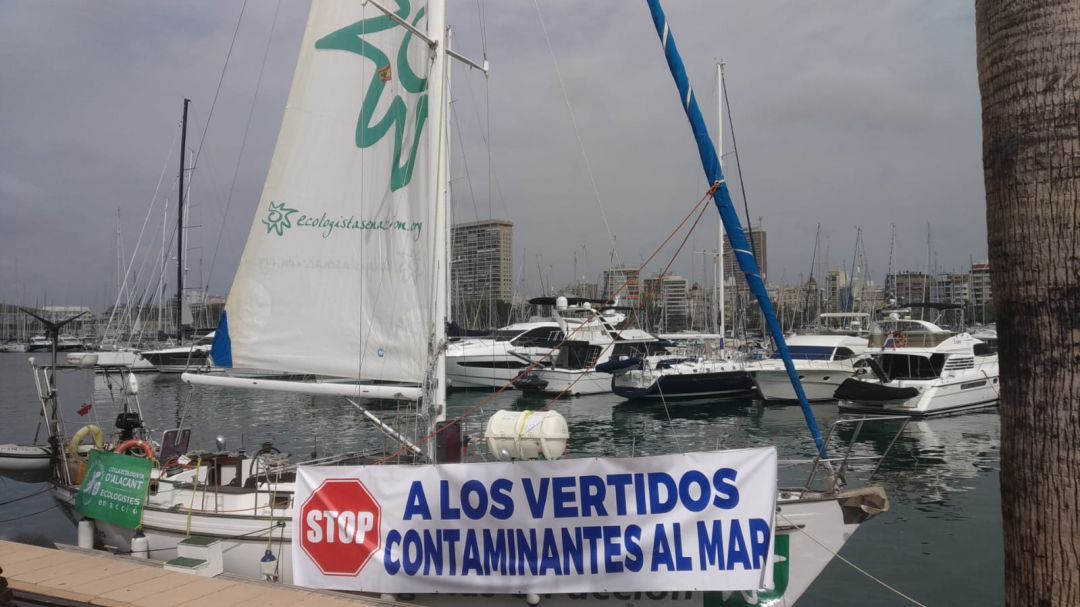 El velero Diosa Maat de Ecologiastas en Acción, atracado en el puerto de Alicante El velero Diosa Maat de Ecologiastas en Acción, atracado en el puerto de Alicante