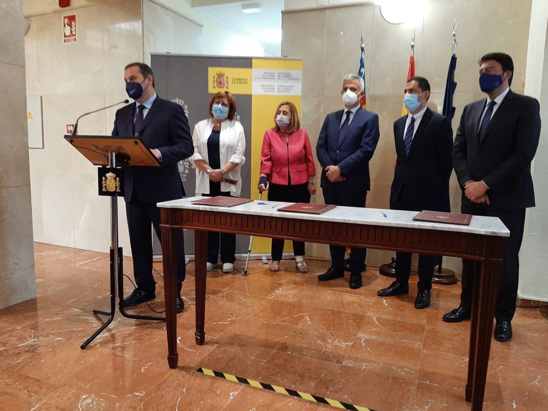 El ministro de Transportes y Agenda Urbana, José Luis Ábalos, (i) en la firma del convenio con los alcaldes de Alicante (d) y Alcoi. El ministro de Transportes y Agenda Urbana, José Luis Ábalos, (i) en la firma del convenio con los alcaldes de Alicante (d) y Alcoi.