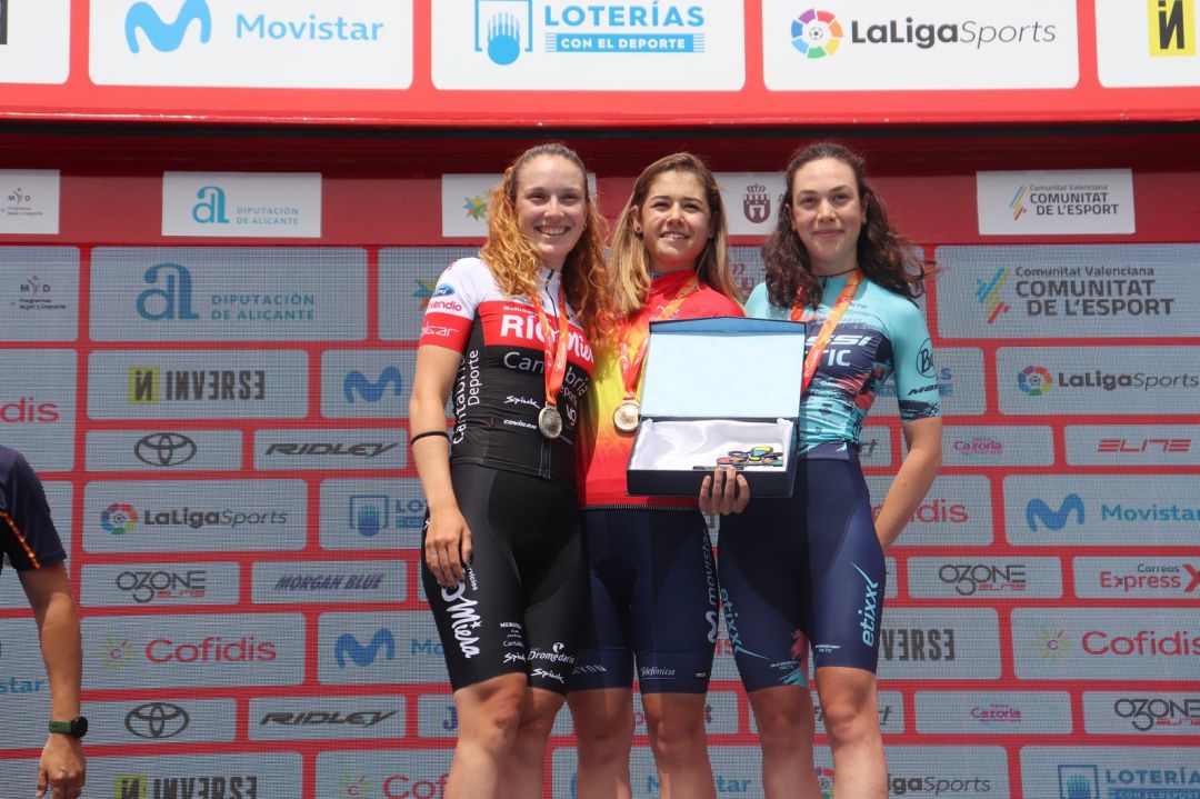 Sara Martín en lo más alto del podio de la prueba CRI Sub23. Sara Martín en lo más alto del podio de la prueba CRI Sub23.