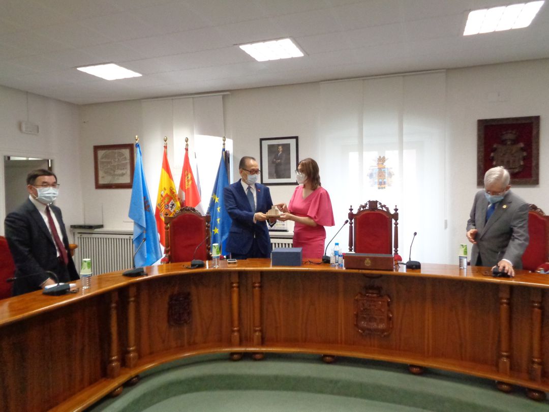 La alcaldesa entrega al embajador taiwanés una maqueta de San Juan La alcaldesa entrega al embajador taiwanés una maqueta de San Juan
