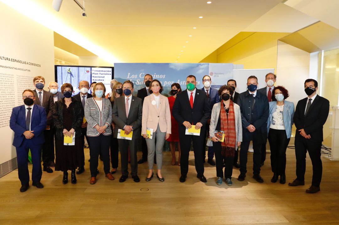 Foto de familia, con la Ministra, el Presidente del Principado, la Consejera de Cultura y el Director del Museo de Bellas Artes de Asturias, junto a otros invitados Foto de familia, con la Ministra, el Presidente del Principado, la Consejera de Cultura y el Director del Museo de Bellas Artes de Asturias, junto a otros invitados