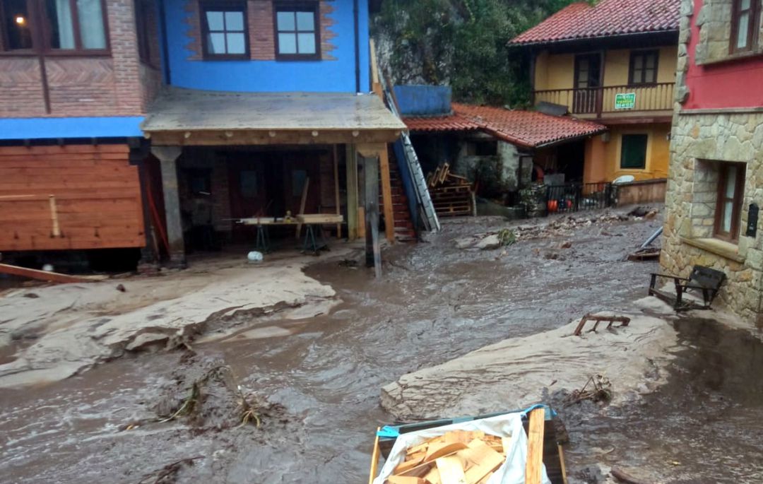 Las calles del pueblo de Purón, como un auténtico río Las calles del pueblo de Purón, como un auténtico río