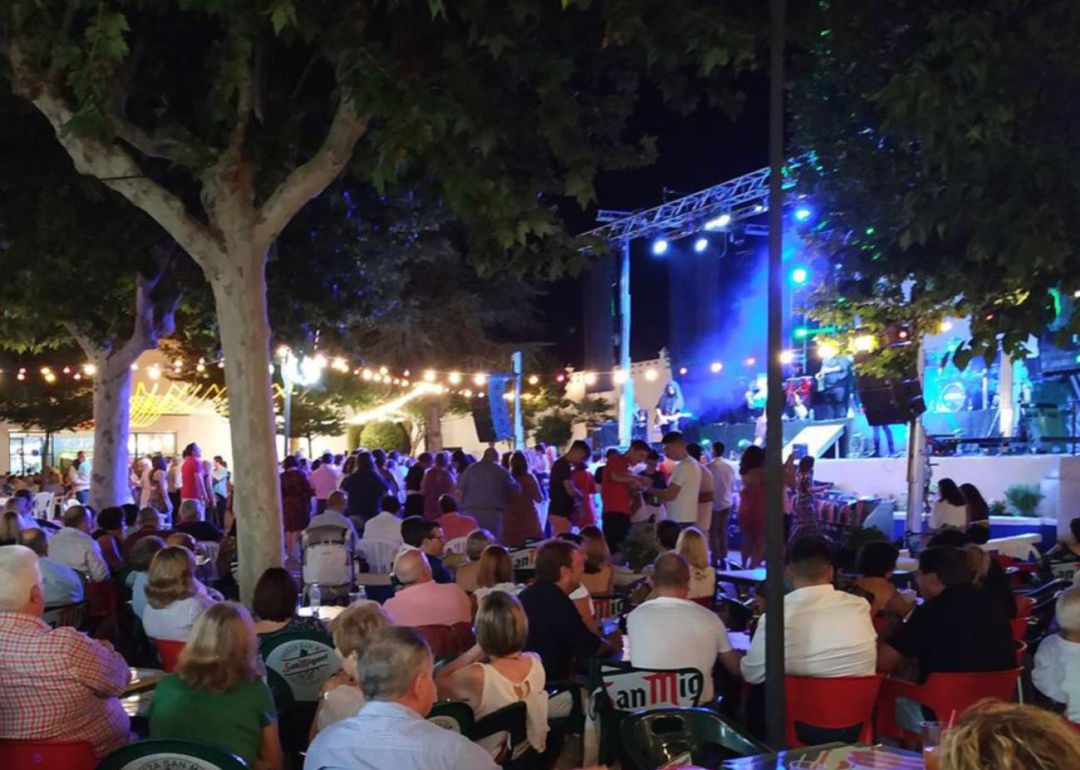 Fiestas de la localidad en una imagen de archivo Fiestas de la localidad en una imagen de archivo