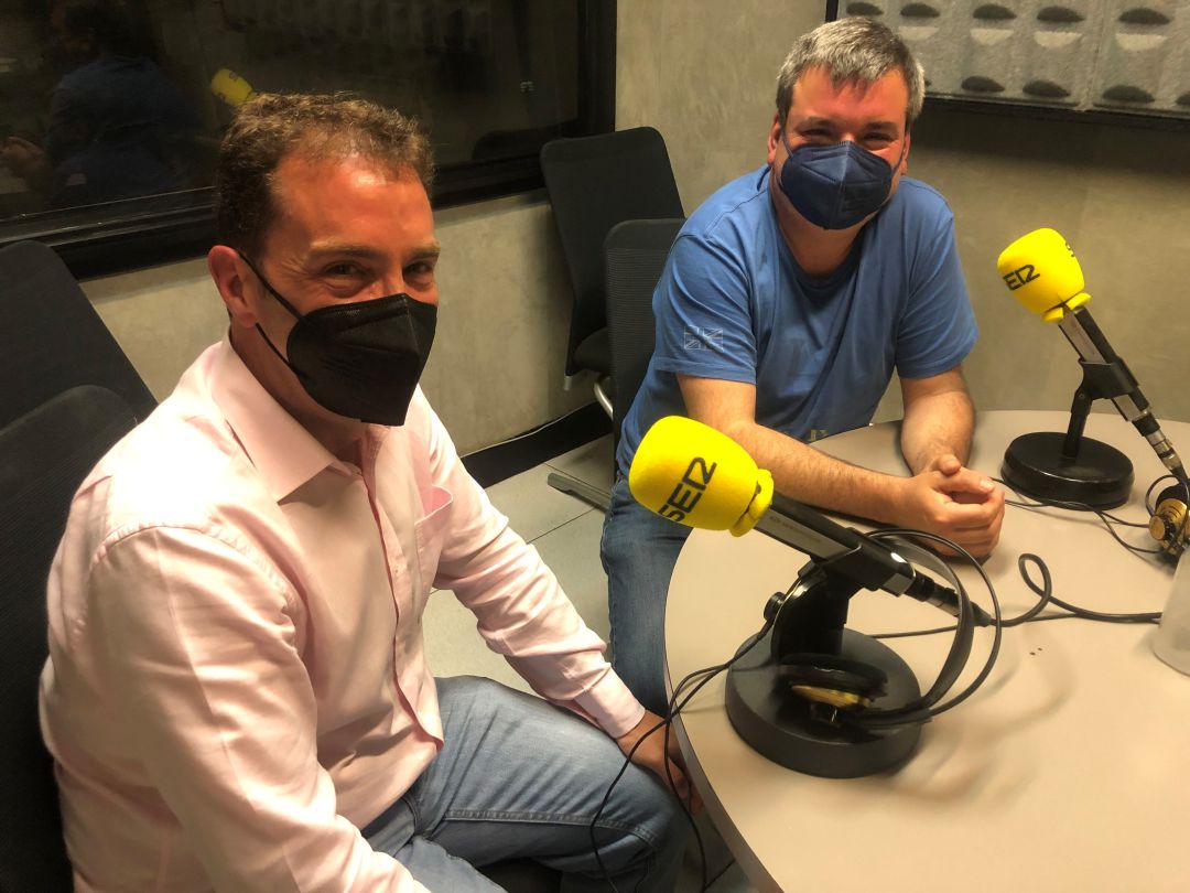 Juan Carlos Abascal, alcalde de Ermua, junto a Luis Miguel Aras, de la empresa Impulso Cognitivo Juan Carlos Abascal, alcalde de Ermua, junto a Luis Miguel Aras, de la empresa Impulso Cognitivo