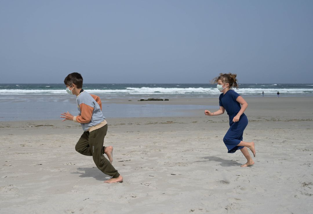 Un niño lleva una mascarilla en la Playa das Salseiras, a 3 de abril de 2021, en el municipio de A Laracha, A Coruña, Galicia (España). Un niño lleva una mascarilla en la Playa das Salseiras, a 3 de abril de 2021, en el municipio de A Laracha, A Coruña, Galicia (España).
