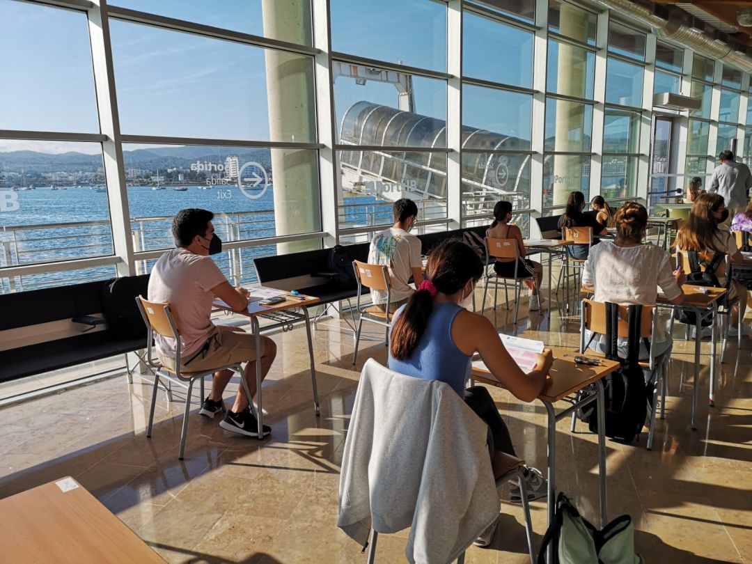Imagen de algunos alumnos realizando las pruebas en el Club Náutico de Sant Antoni Imagen de algunos alumnos realizando las pruebas en el Club Náutico de Sant Antoni